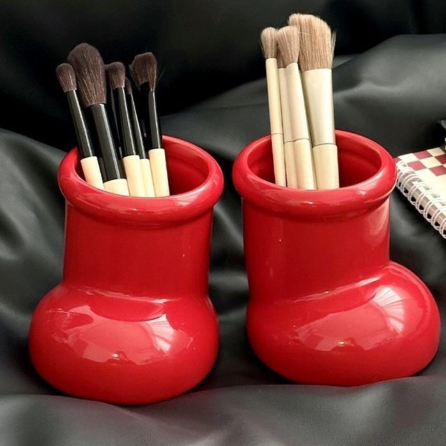 Bonitas botas rojas en bolígrafo plástico de alto valor visual de escritorio de estudiantes vintage vasija de maquillaje multifuncional almacenamiento de cepillo de maquillaje