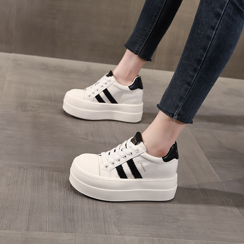 Giày sneaker nữ đế dày tăng chiều cao bên trong, form thể thao mùa xuân — Màu đỏ be