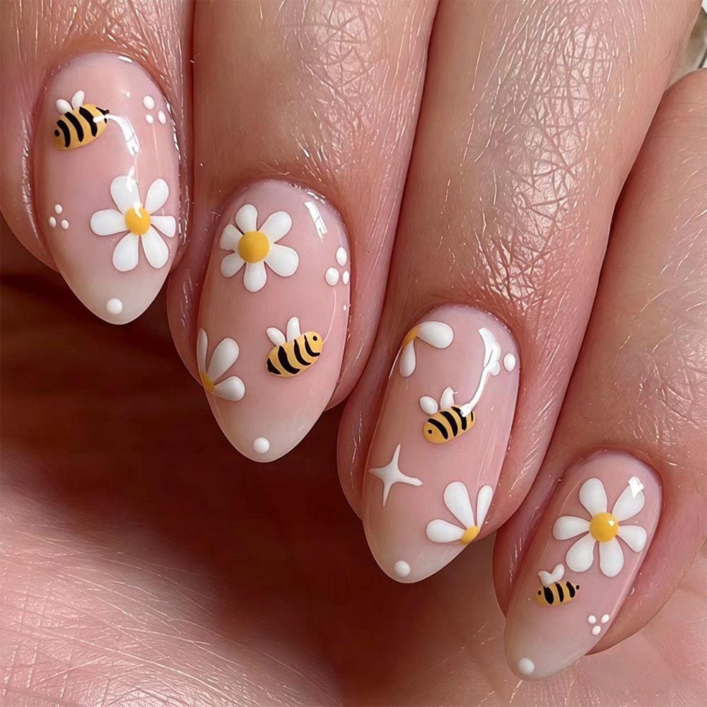 24 piezas de polvo desnudo abeja Daisy Uña de verano mediano largo almendra Uña falsa dibujada a mano adorable parche de manicura