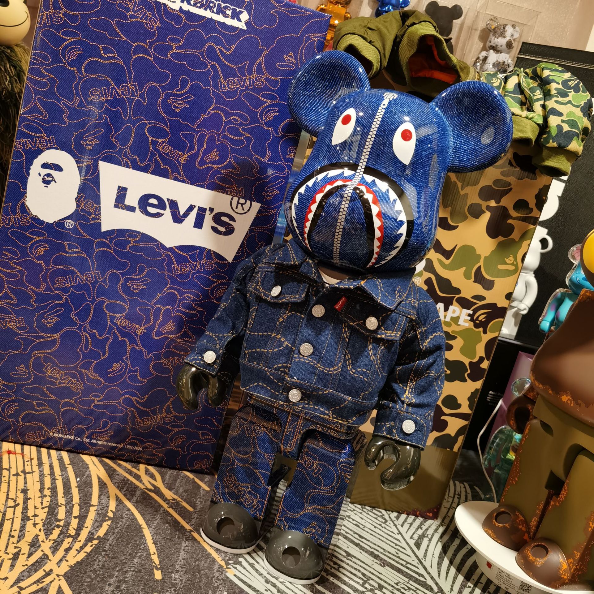 BEARBRICK1000 폭력적인 곰 LEVI의 NIUZI LVS 곰 왕 위장 공동 패션 장식품 선물
