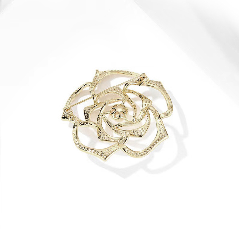 Elegante broche de camélia com pérolas para mulher estilo vintage_voghion.com