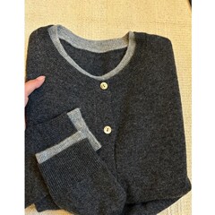 毛のふわふわした灰色の偽の2つのニットのカーディガンの女性の秋冬はセーターの薄いタイプのオーバーをくわえて肩の中で底の上着を掛けます。