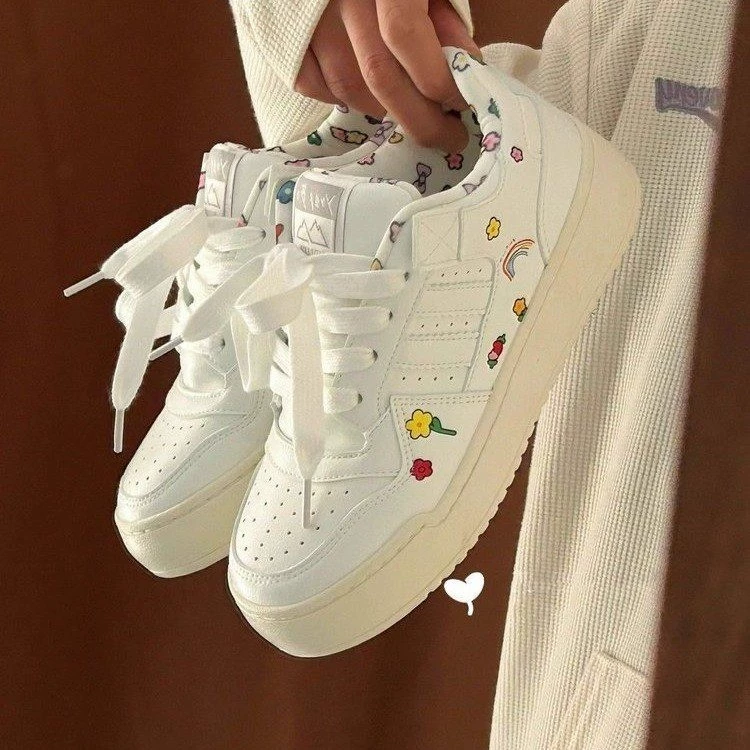 Толстая подошва 2024 Весенняя новая национальная Мода ниша, соответствующий цвету дизайн, Белая обувь с принтом радужного цветка, повседневная обувь для студентов