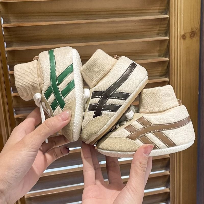 Autumn and Winter Newborn Baby Warm Shoes and Socks for Boys and Girls Aged 0-1, Integrated Non-Slip Foot Protection Shoes