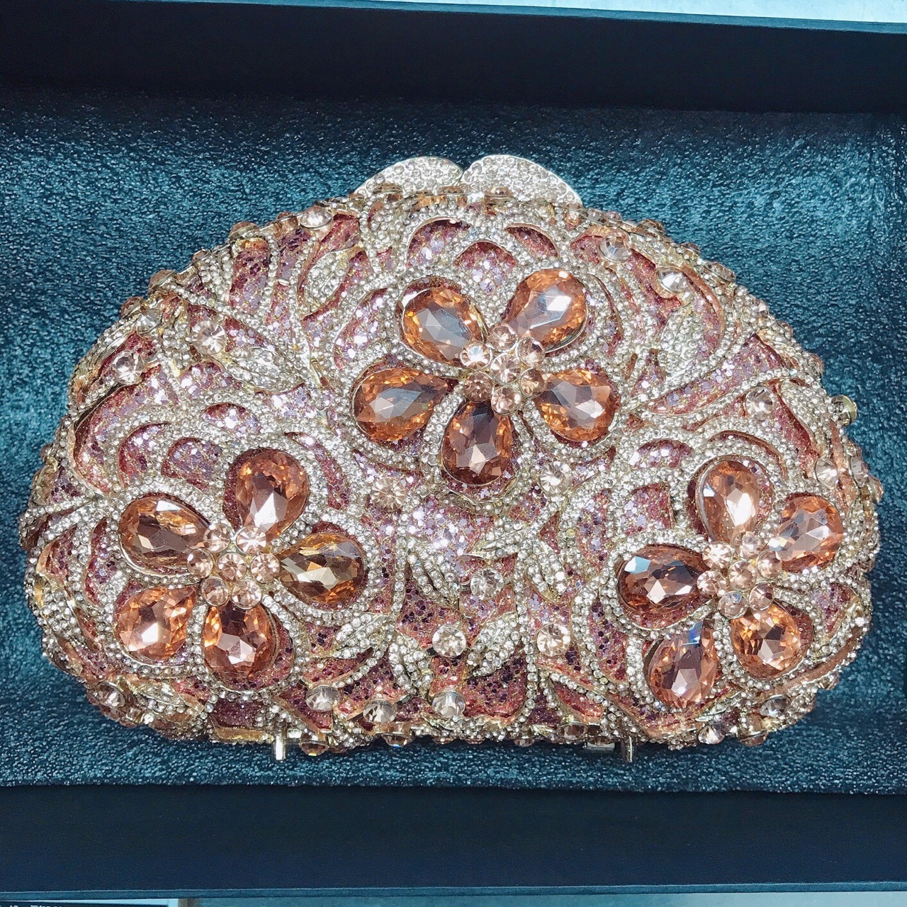 * Nuevos diamantes transfronterizos bolsas de joyas huecadas con diamantes flores bolsas de maquillaje bolsas de mano europeas y americanas