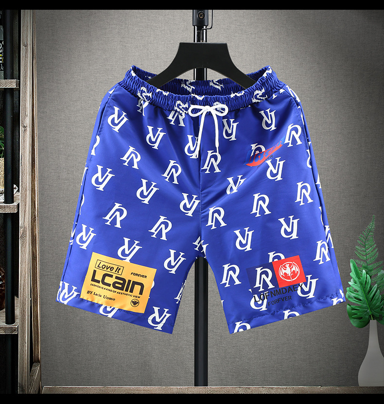 À la mode pour les hommes portent des pantalons de sport décontractés de marque de mode, vêtements de plage, beaux shorts tendance_voghion.com