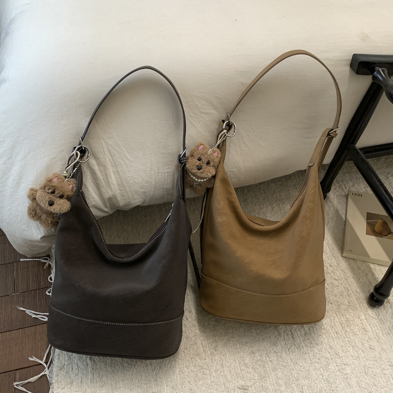 2025 nuevo tipo de bolso coreano bolso de transporte de mujer gran capacidad bolso de cubo de agua viento lento viaje de hombro bolso de brazo