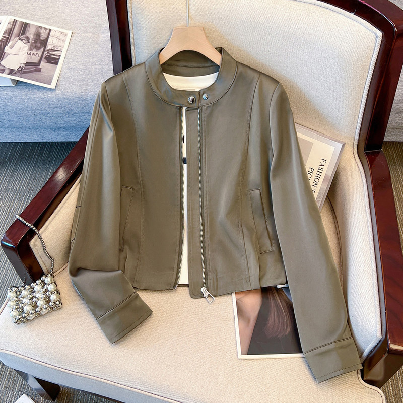 This year's super stylish short military green baseball jacket for women, a new lightweight and sophisticated outfit for early autumn 2026 This year's super stylish short military green baseball jacket for women, a new lightweight and sophisticated outfit for early autumn 2026