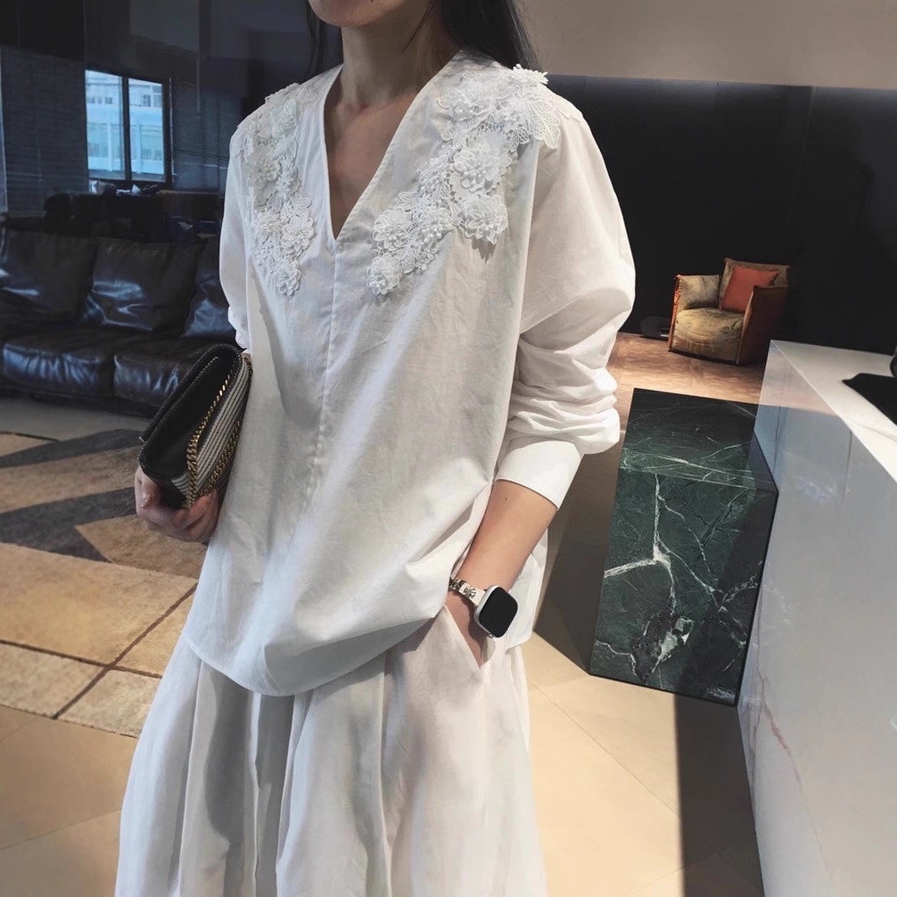 美！超级推荐GAO端纯尾精美剌绣钉珠装饰宽松V领薄棉白衬衫