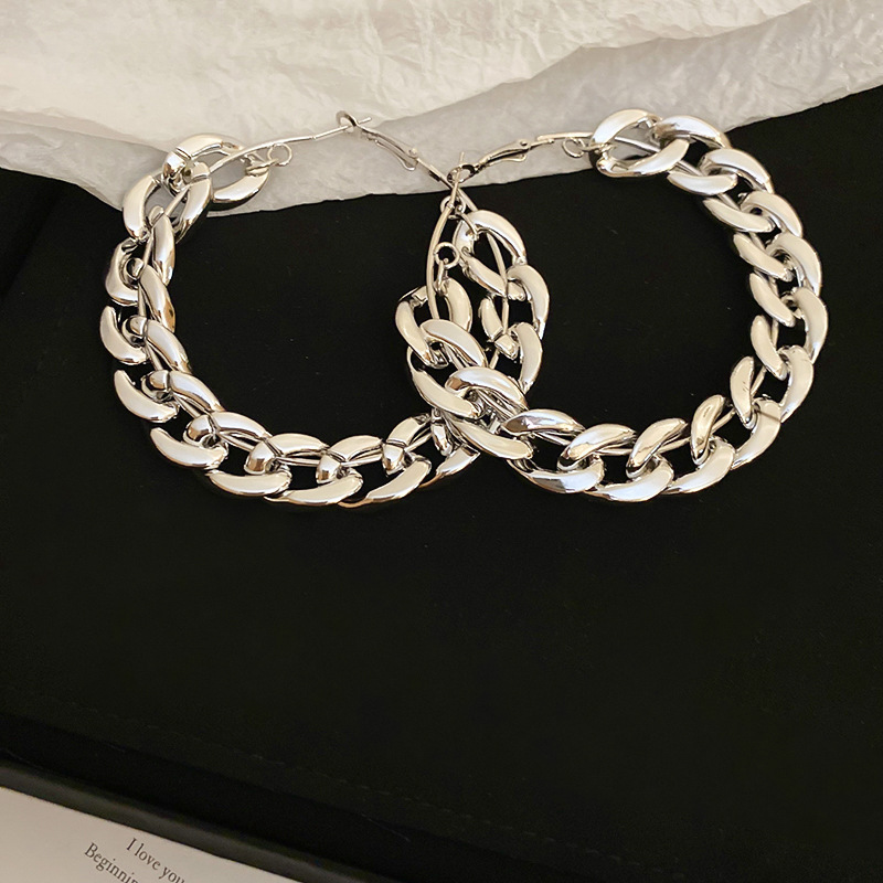 Aguja de plata Pendientes de anillo de elemento transfronterizo europeo y americano Pendientes de nicho de viento frío Pendientes de temperamento de moda Pendientes de lujo ligero y de alta gama