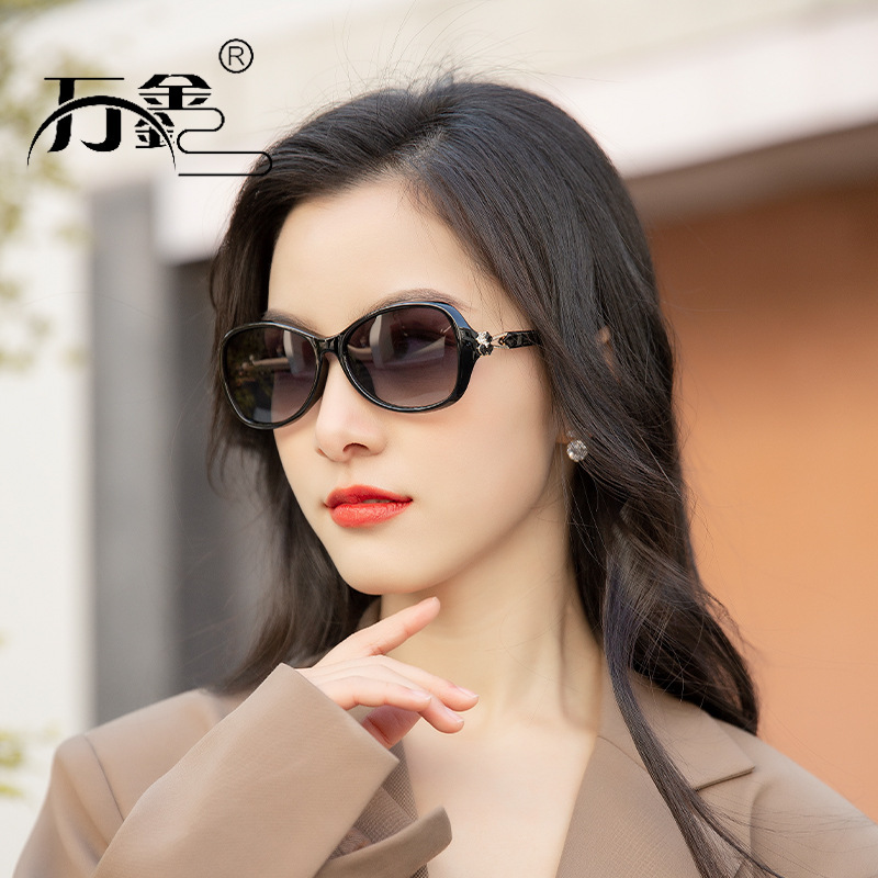 New ladies sunglasses summer sunscreen High sense sunglasses women's four-leaf clover small frame glasses live a generation of hair New ladies sunglasses summer sunscreen High sense sunglasses women's four-leaf clover small frame glasses live a generation of hair