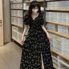 碎花连衣裙女2026夏季新法式泡泡袖大码黑色开叉收腰显瘦长款裙子