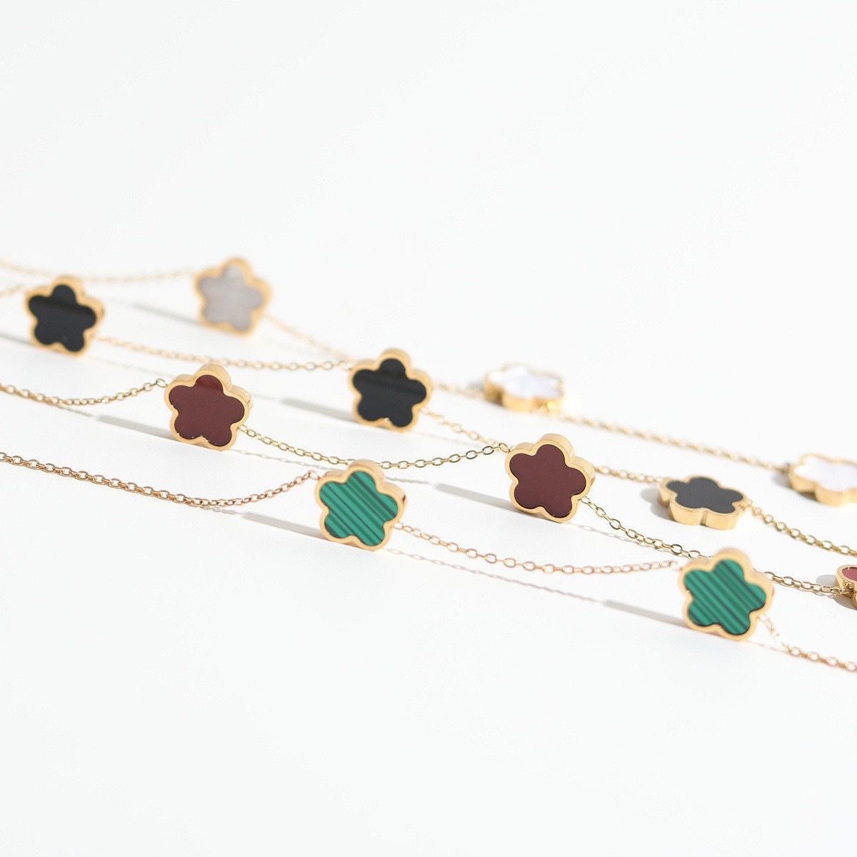 Collar de acero de titanio de flor de trébol de cinco hojas nicho femenino colgante de ciruela Cadena de clavícula temperamento de la moda europea y americana collar de cinco flores femenino