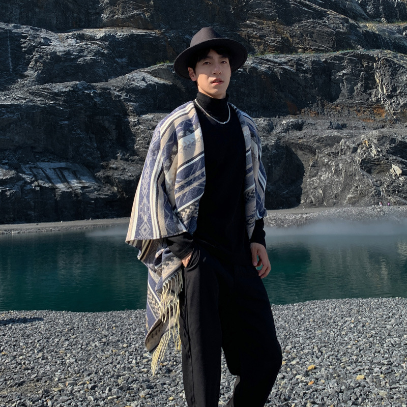 民族風ストールの女性は雲南麗江川西新疆チベット旅行写真マントのコートを着て旅行します。|undefined