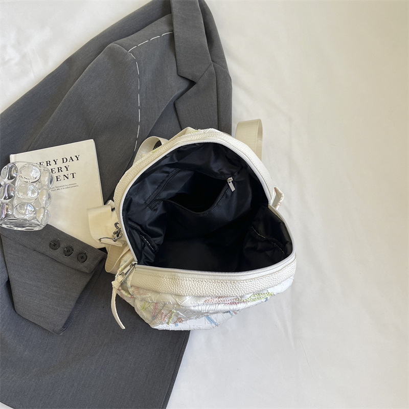 Mochila de nailon para mujer 2024 nueva mochila pequeña de color de contraste de moda salvaje mochila de viaje ligero al por mayor
