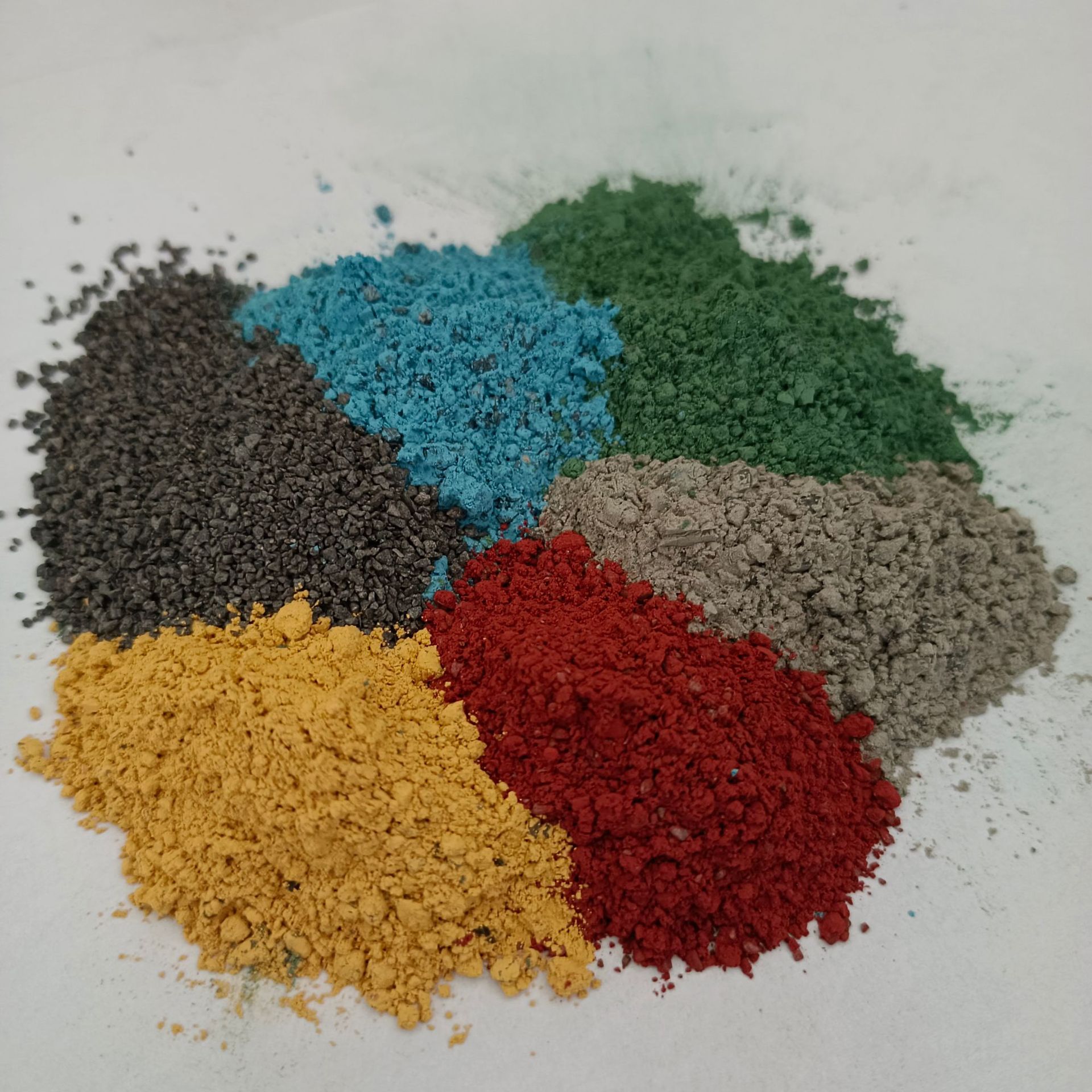 现货供应金刚砂耐磨地坪材料 停车场库房金刚砂骨料 彩色耐磨地坪