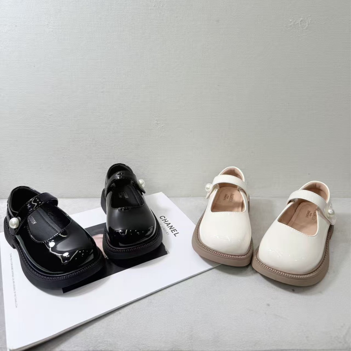 2026 Spring New Korean Style Girls' Fashion Versatile Soft Sole Non-Slip Velcro Princess Flats Solid Color Little Leather Shoes