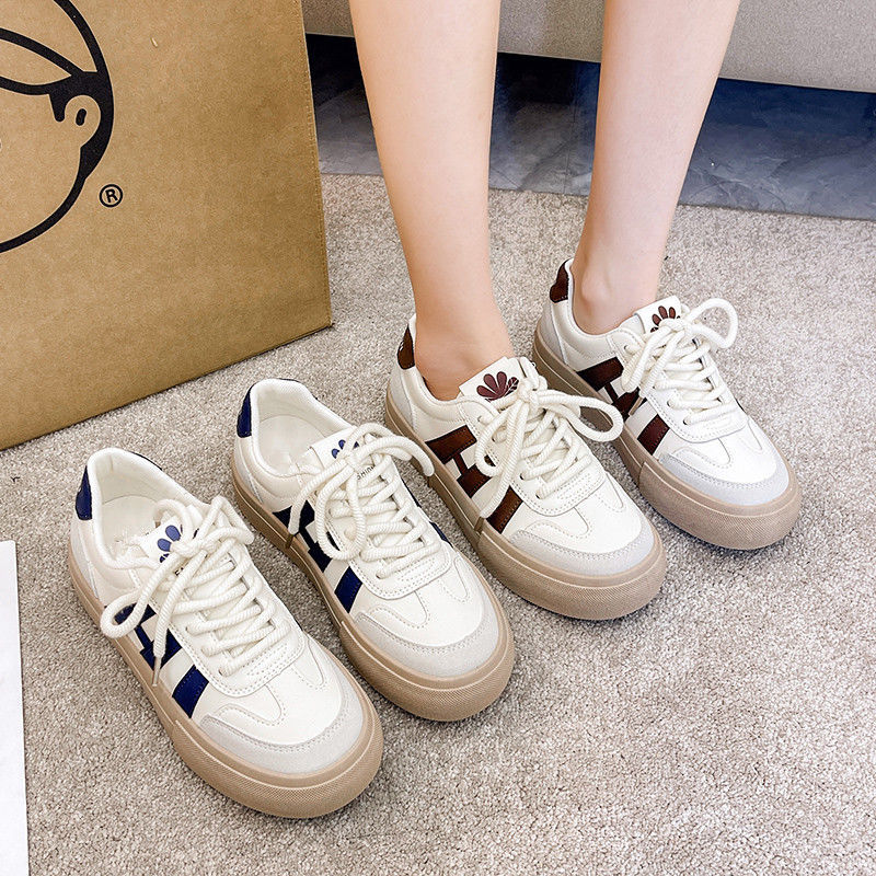 Zapatillas blancas de suela gruesa para mujer, nuevo modelo otoño 2025, zapatillas retro casuales transpirables y versátiles, calzado deportivo de exportación para estudiantes.