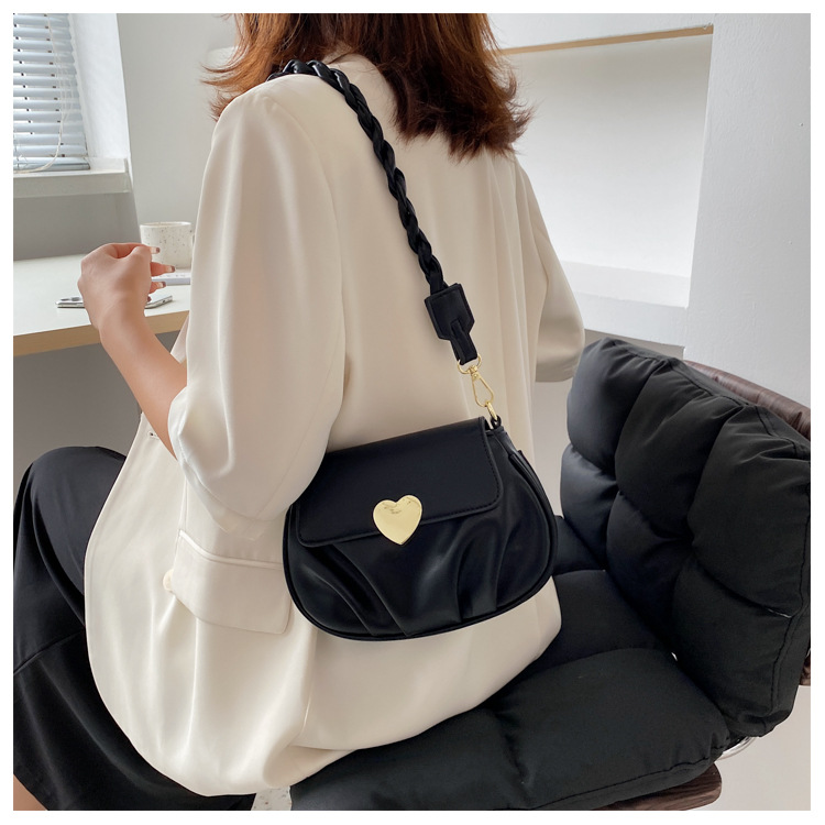 Wholesale Heart Buckle Fold One-shoulder Messenger Small Round Bag Nihaojewelry display picture 55