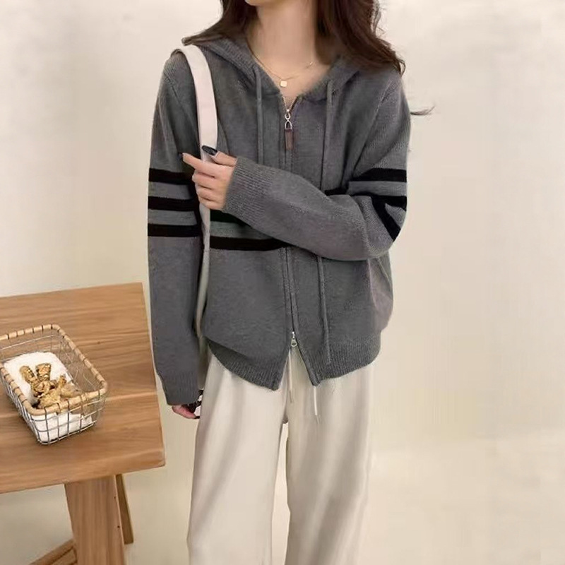 Knitted sweater with hood with zipper
