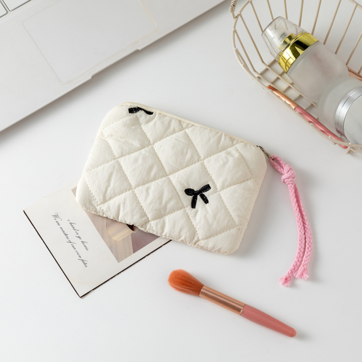 베이지색 바탕에 자수 리본