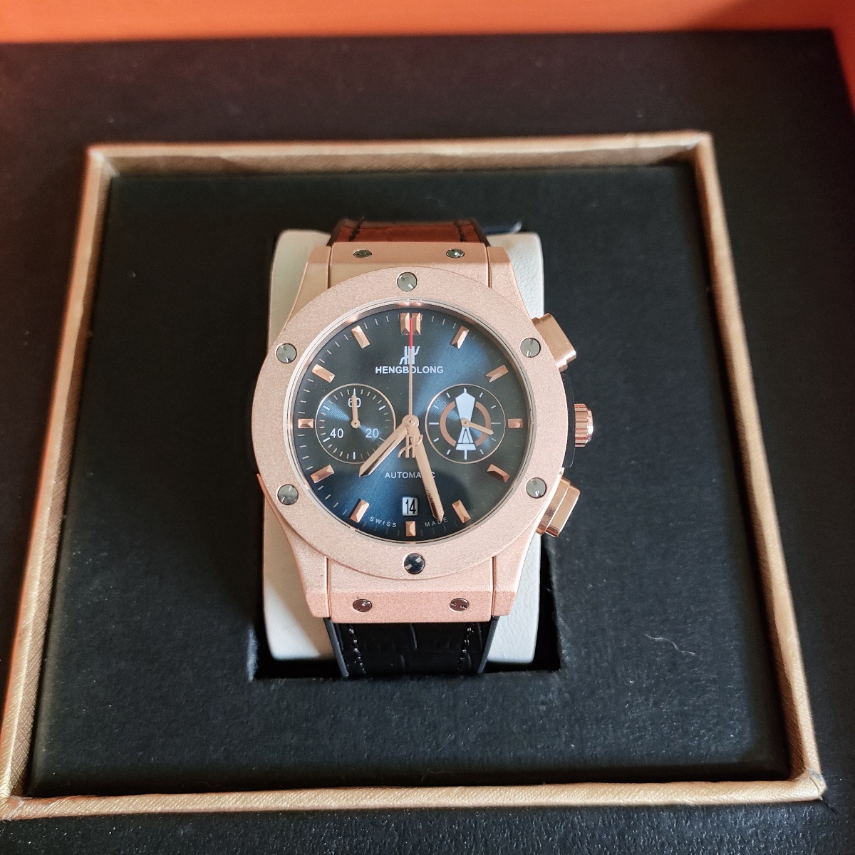 恒家は時間を計って秒の多機能の石英の男性の時計を走らせます。