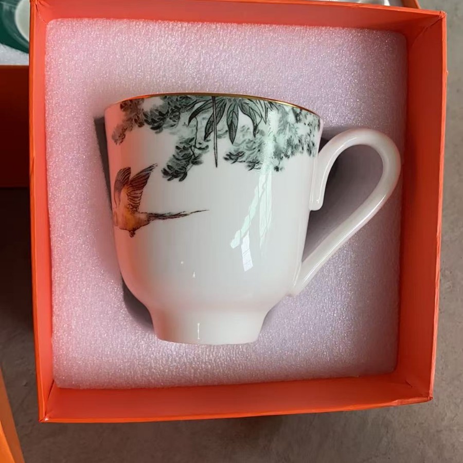 Lujo ligero de estilo europeo, porcelana de hueso de la selva ecuatorial, taza de café, platillo, taza de té de la tarde, juego de caja de regalo, regalo de boda de cumpleaños
