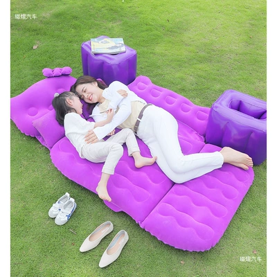 Vehicle-mounted inflatable bed: a travel bed in the back seat of a car.