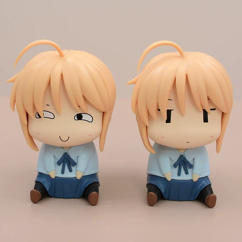 Q-версия Fate/stay night в сидячей позе Artoria Saber с забавным/глупым лицом, фигурка-украшение