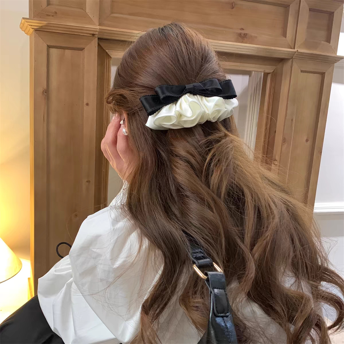 Französischer Retro-Haarclip mit Rüschenrand und Schleife, voluminös, süß, vertikal, hochwertig._voghion.com