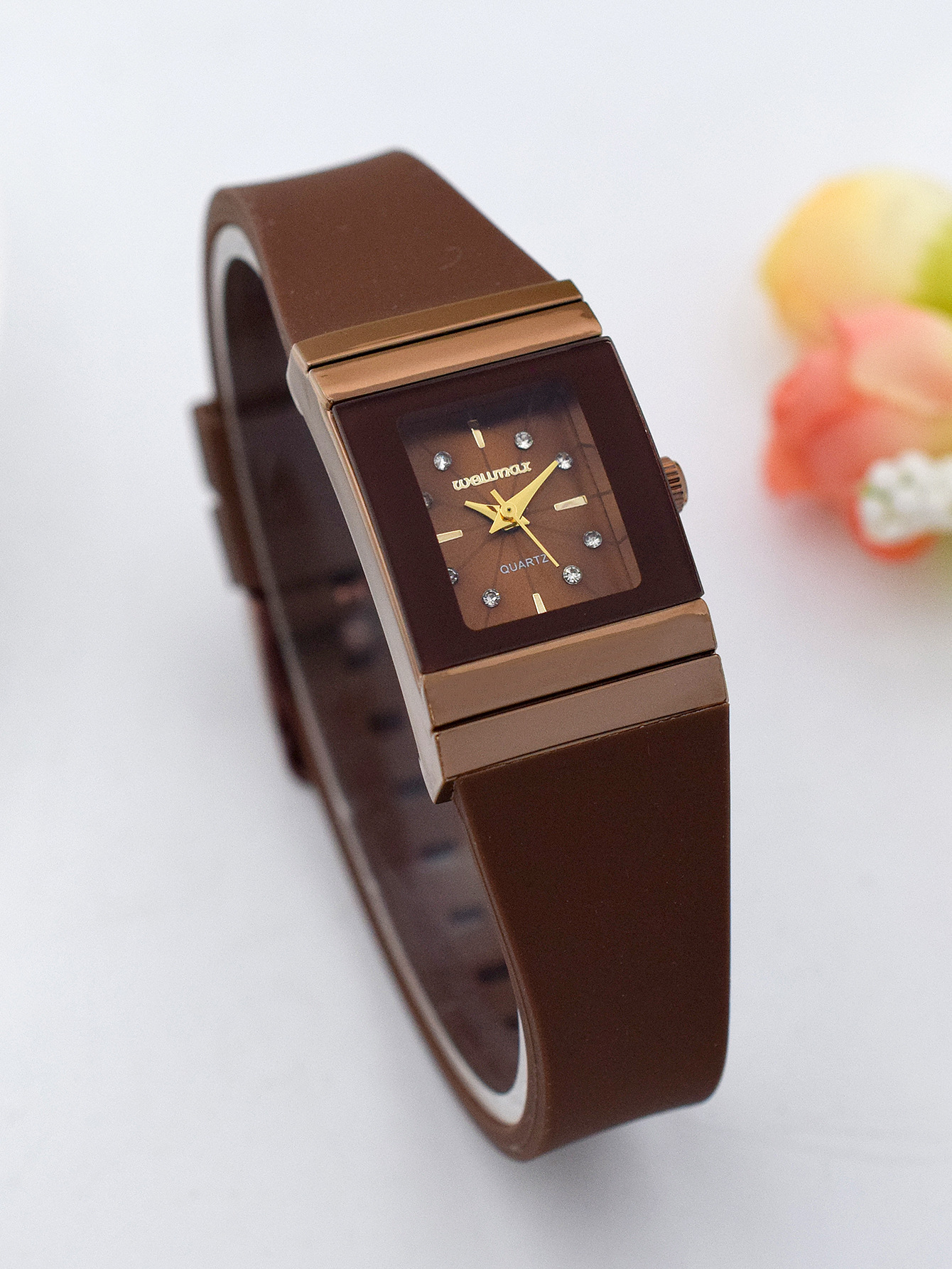 Heiße verkaufende neue kleine quadratische Damenuhr mit Silikonband, modische Damenuhr mit Diamanteinlage, trendige und personalisierte Quarzuhr_voghion.com