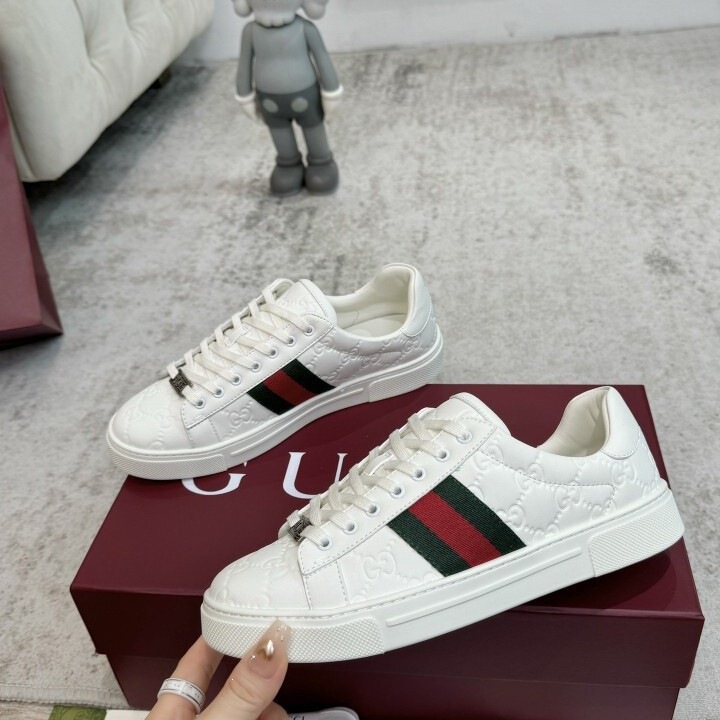 Classic white sneakers, fashionable red and green striped sports shoes, embossed board shoes, men's casual versatile thick-soled board shoes, in stock