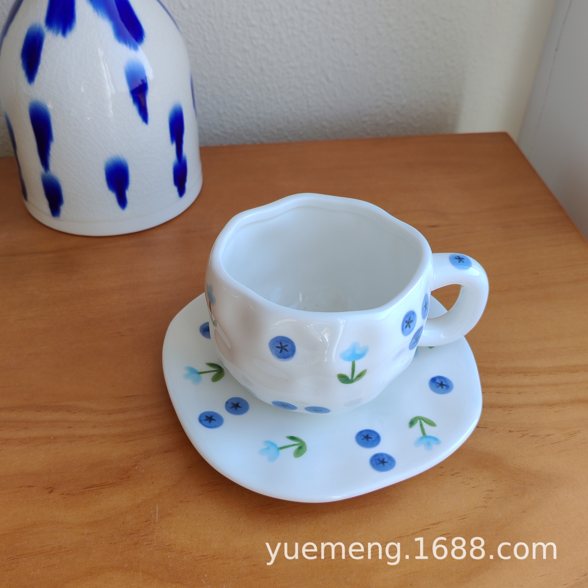 Taza de café de cerámica navideña irregular, linda taza con diseño de flores y corazones pintados a mano, juego de taza y platillo para té de la tarde