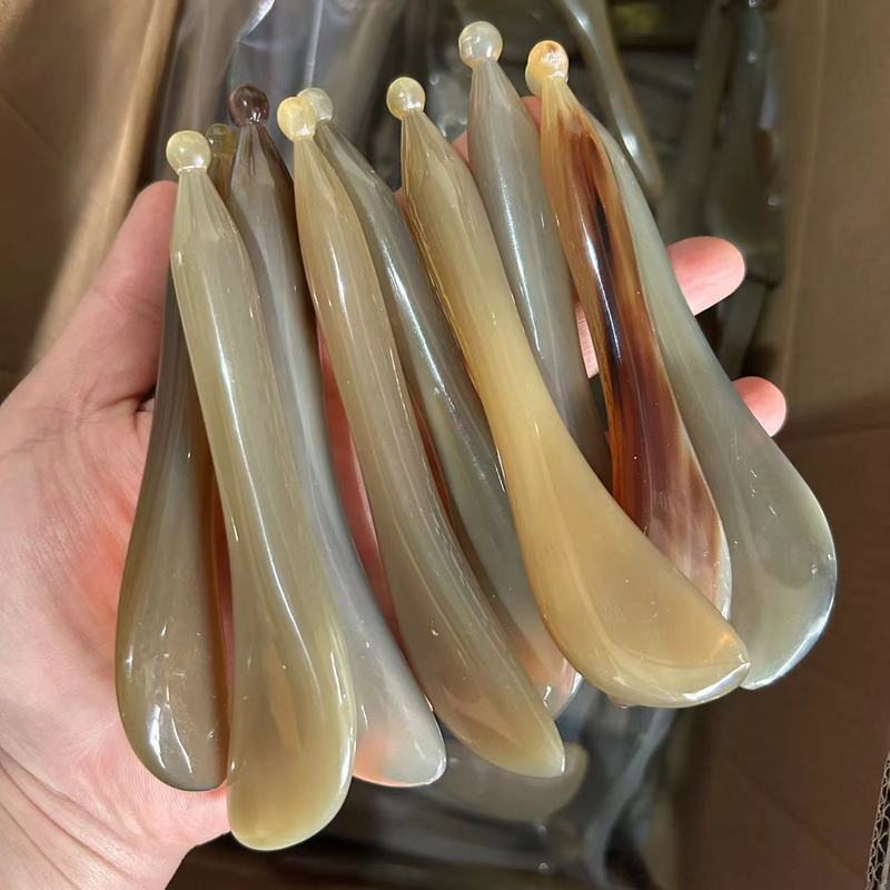 牛の角の筋をかき回す棒の女性の目の顔のスクレーパーは経絡板の顔の首の美容の全身の通用する筋をかき回してマッサージを引き出します。|undefined