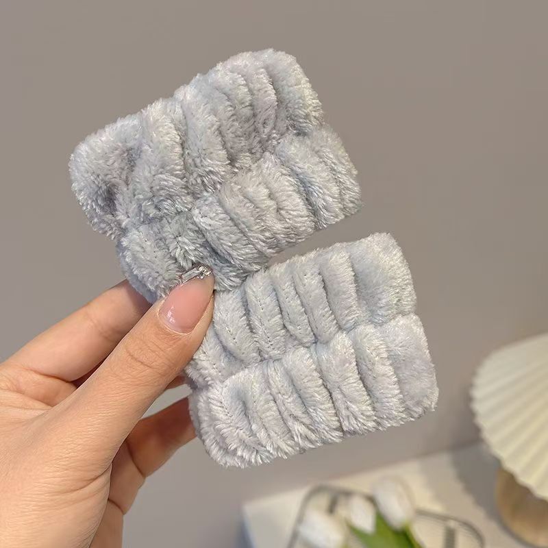 かわいいぬいぐるみのウサギの耳の顔を洗って髪を束ねます。手首に防湿袖の神器をつけます。|undefined