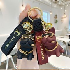 漫画風樹脂製ブルドッグキーホルダー、クリエイティブなサングラスをかけた犬のフィギュアキーチェーン、カップルバッグの飾り、車の飾り