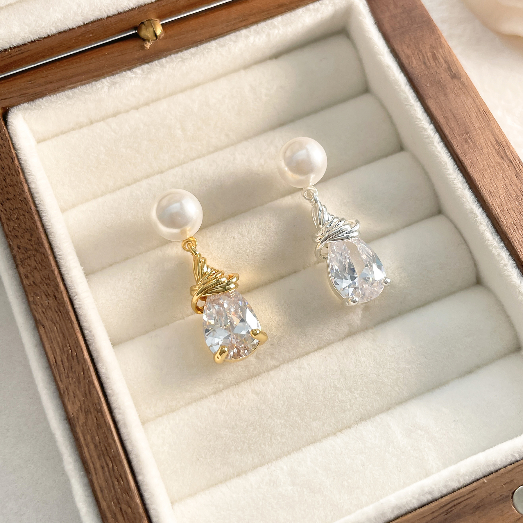 轻奢气质高级感白水晶水滴型耳钉百搭珍珠耳环女韩国代购款耳饰品