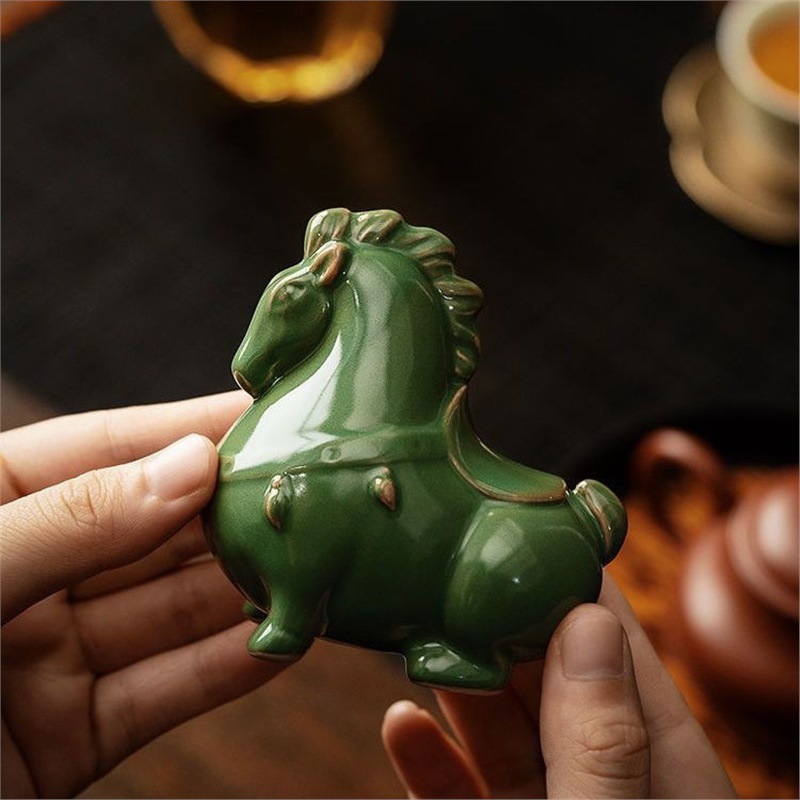 创意精品汝窑陶瓷绿马茶宠茶具摆件开片茶玩可养办公室茶道小摆件