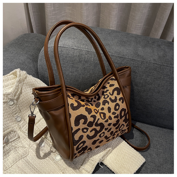 Largecapacity handbags 2021 new fashion leopardprint messenger sense singleshoulder portable tote bagpicture3