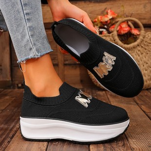 Cross-border foreign trade plus size sports shoes women's 2024 autumn new thick-soled round head solid color low-top shake shoes women's shoes