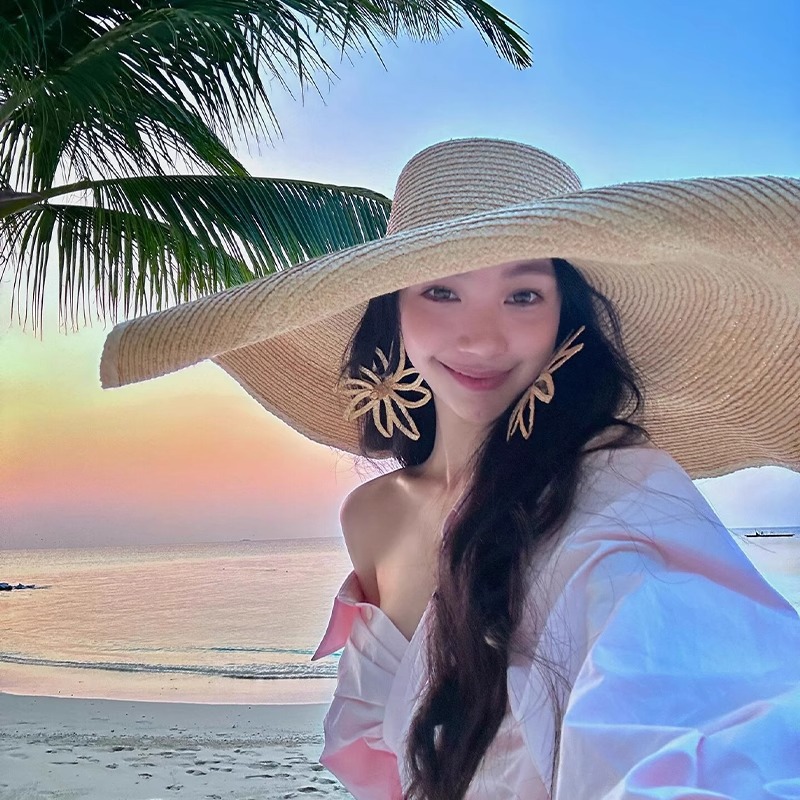 Big beach straw hat solar-powered
