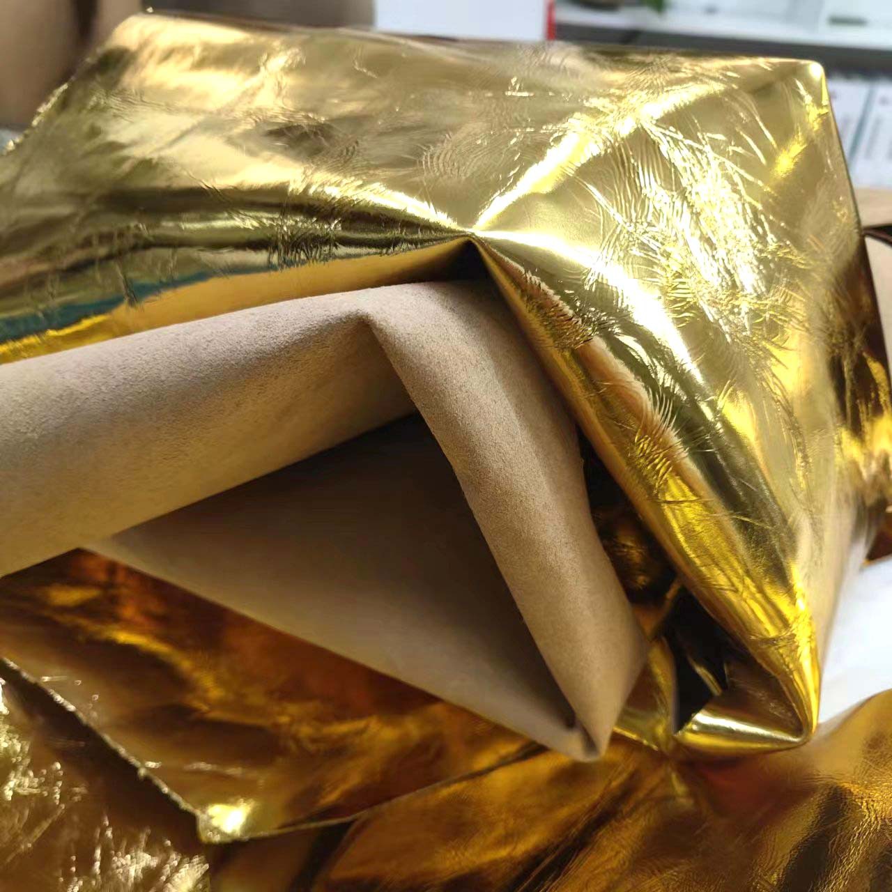 金属贴膜牛皮革金色头层牛皮皱纹亮面贴膜皮带服装箱包制作材料