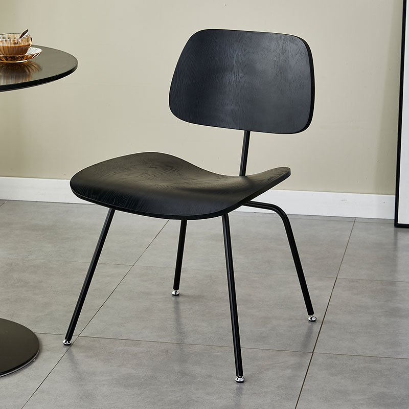 검은 다리 + 검은 등받이 + 검은 쿠션