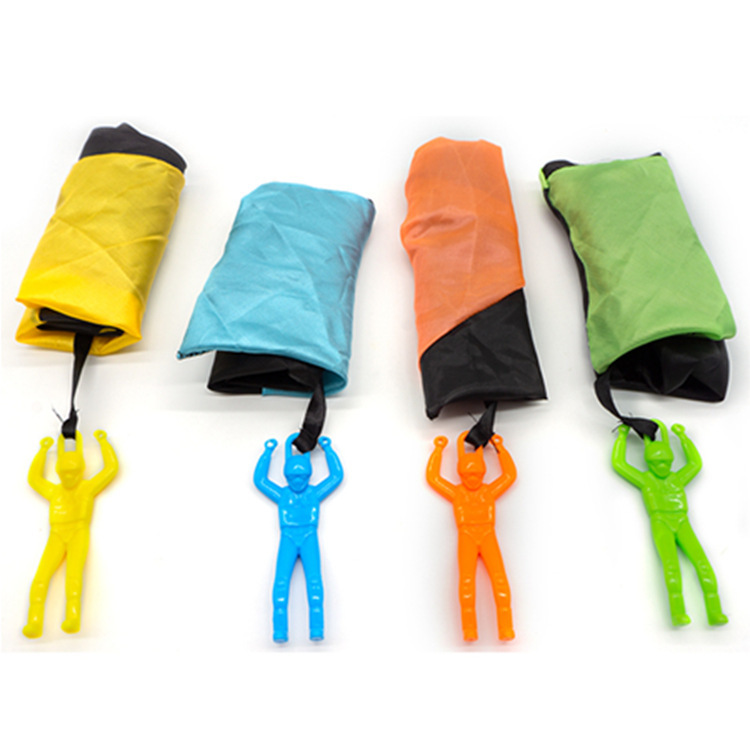 여러 가지 색상이 무작위로 혼합된 가방에 담긴 낙하산