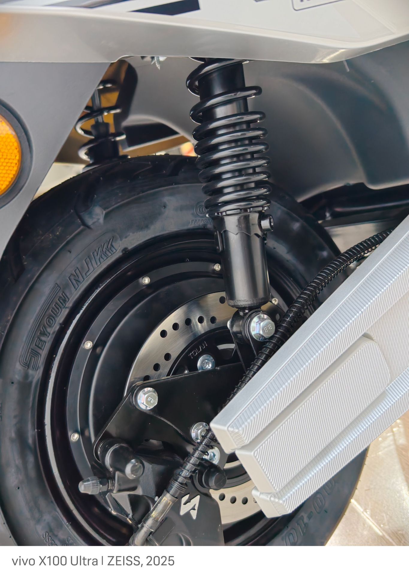 Cross-Border Export of Cangqiong Electric Motorcycles, Commuter Electric Scooters, Electric Vehicles with Long Range and High Power for Delivery Services