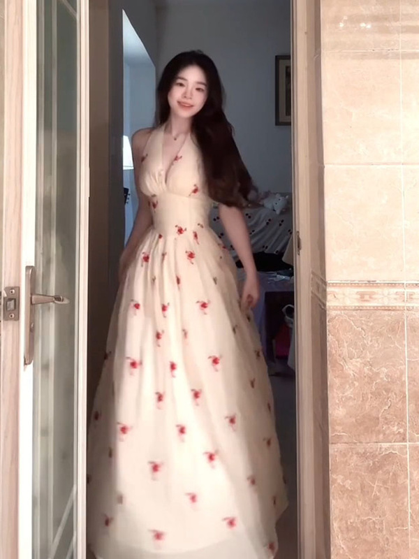 French Resort Style Backless Floral Halterneck Dress for Female Students to Slim down the Waist and Create a Festive Atmosphere Dress