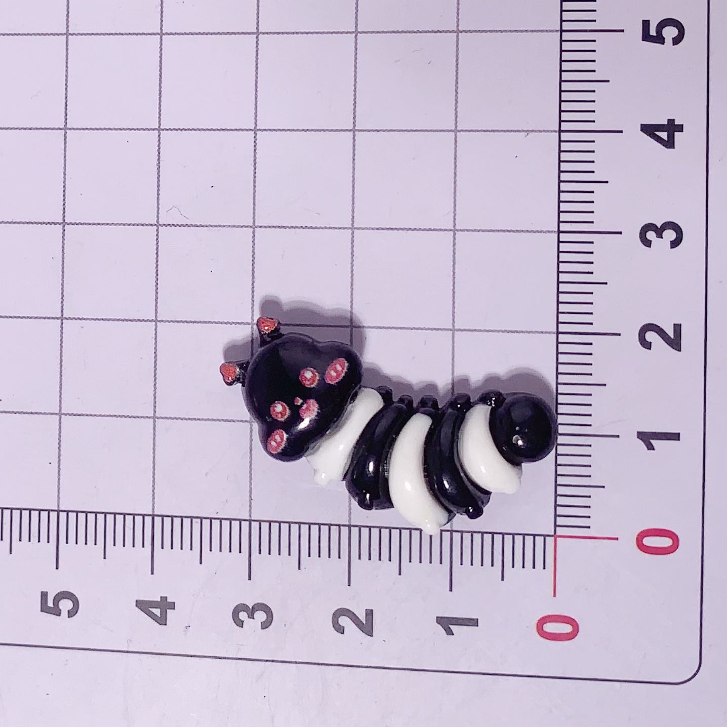 Caricatura brillante cara de simulación de oruga accesorios de resina diy caja de teléfono móvil clip de pelo botón de zapatos cable de datos taza de agua paquete de material