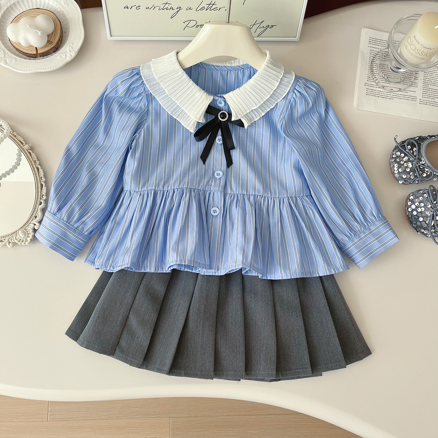Mädchen Set Aus Gestreiftem Hemd Und Faltenrock Im College Stil_voghion.com