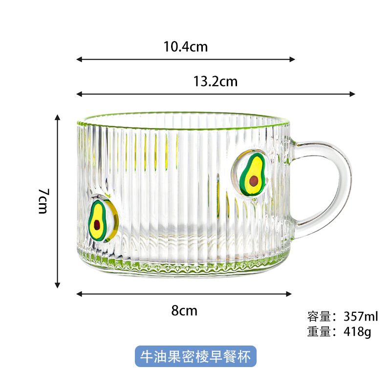 Taza de desayuno con aguacate y bordes densos