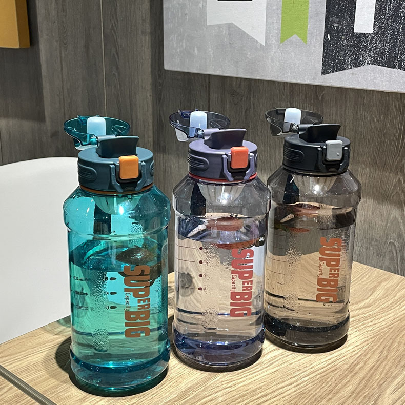 Mingtong deportes fitness plástico espacio taza de gran capacidad 1300ml portátil verano agua taza hombres hervidor botella de agua